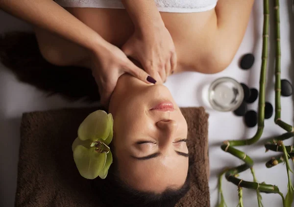 Massaggiatore facendo massaggio sul corpo della donna nel salone termale. concetto di trattamento di bellezza. — Foto Stock