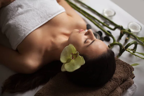 Massagem facial. Close-up de uma jovem mulher recebendo tratamento de spa . — Fotografia de Stock