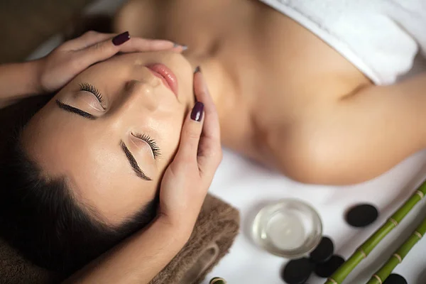 Masseur doet massage op vrouwelijk lichaam in de spa salon. Schoonheidsbehandeling. — Stockfoto