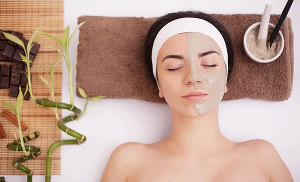 Máscara de Spa. Mujer en el Spa Salon. Mascarilla facial. Máscara de arcilla facial. Tratamiento — Foto de Stock