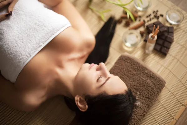 Draufsicht einer hübschen Frau, die mit geschlossenen Augen im Wellness-Salon liegt und entspannt — Stockfoto