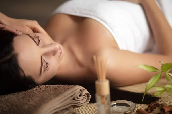 Donna che fa un massaggio in una spa — Foto Stock