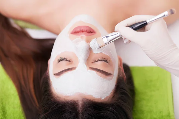 Spa vrouw gezicht reinigen masker toe te passen. Schoonheidsbehandelingen. Klei masker — Stockfoto