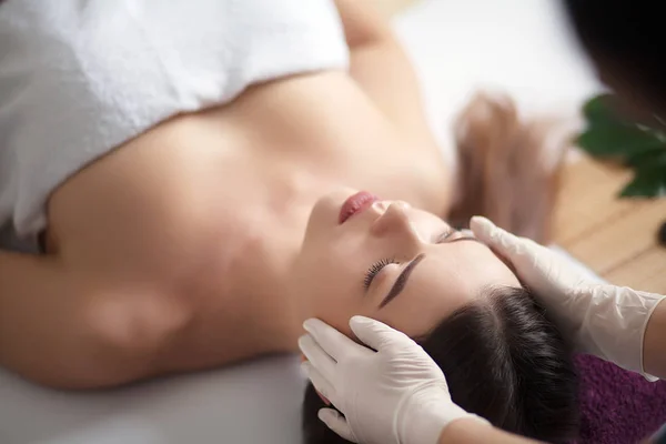 Massaggiatore facendo massaggio sul corpo della donna nel salone termale. Bellezza tre — Foto Stock