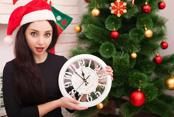 Año Nuevo 2017. Cinco a doce. Joven hermosa mujer con gran reloj y decoración del partido —  Fotos de Stock