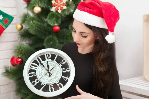 Feliz joven mujer está sosteniendo un reloj y sonriendo mientras celebrati —  Fotos de Stock