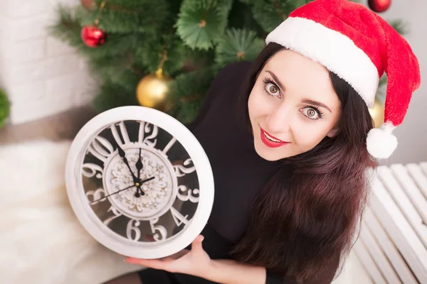 Hermosa mujer joven sosteniendo el reloj que se muestran 5 minut —  Fotos de Stock