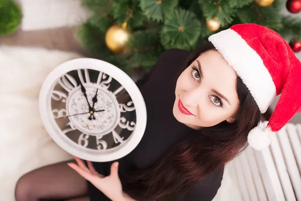 New Year 2017. Five to twelve. Young beautiful woman with big cl — Stock Photo, Image