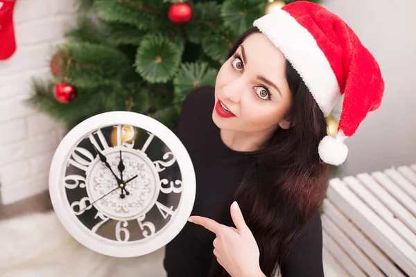 Gelukkig jonge vrouw is houden van een klok en glimlachen terwijl celebrati — Stockfoto