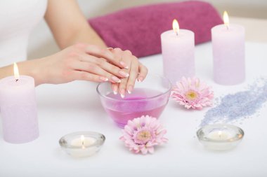 Spa yordamı. Güzellik Salonu parmak Aroma Ba tutan kadın
