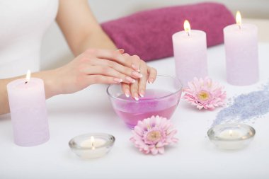 Spa Güzellik Salonu. Mükemmel doğal F ile eller closeup