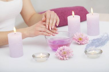 Spa Güzellik Salonu. Mükemmel doğal F ile eller closeup