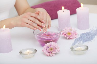 Spa Güzellik Salonu. Mükemmel doğal F ile eller closeup