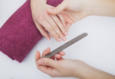 Kadın bir manikür yordam alma bir tırnak salonda eller. Spa 