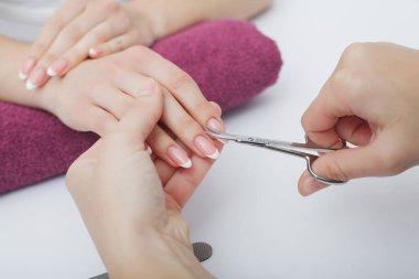 Kadın bir manikür yordam alma bir tırnak salonda eller. Spa 