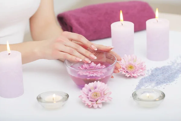 Procédure Spa. Femme dans le salon de beauté tenant les doigts dans l'arôme Ba — Photo