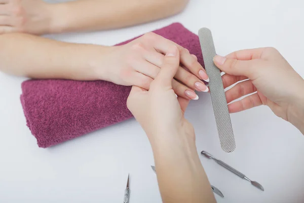 Vrouw handen in een nagel salon ontvangen een manicure-procedure. Spa — Stockfoto