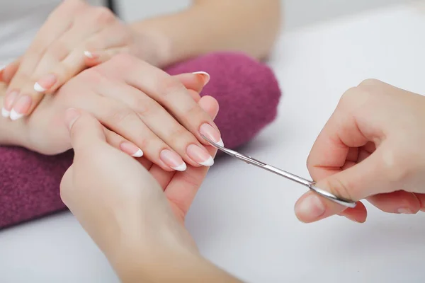 A mulher entrega um salão de beleza de prego que recebe um procedimento de manicura. SPA — Fotografia de Stock