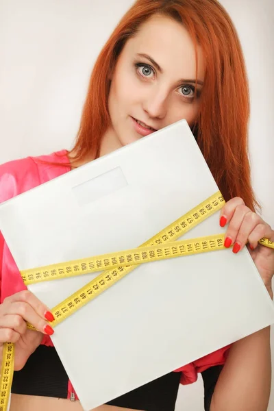 ダイエット。女性体重計を押しながら測定 — ストック写真