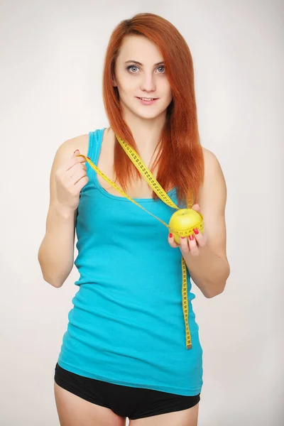 Diet. Woman holding a green apple and measuring — Stock Photo, Image