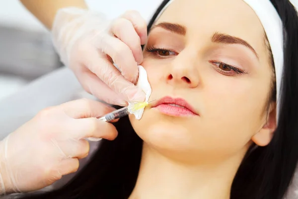 Esteticista haciendo inyección de belleza a los labios de la mujer — Foto de Stock