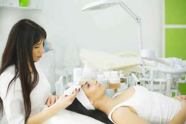 De zorg van de huid. Close-up van de mooie vrouw ontvangt ultrasone cavitatie gezichtspeeling. Ultrasone huid reinigen Procedure. Schoonheidsbehandeling. Cosmetologie. Schoonheidssalon Spa. — Stockfoto