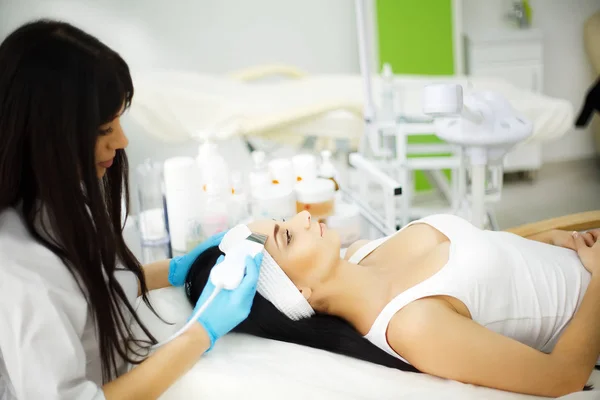 De zorg van de huid. Close-up van de mooie vrouw ontvangt ultrasone cavitatie gezichtspeeling. Ultrasone huid reinigen Procedure. Schoonheidsbehandeling. Cosmetologie. Schoonheidssalon Spa. — Stockfoto