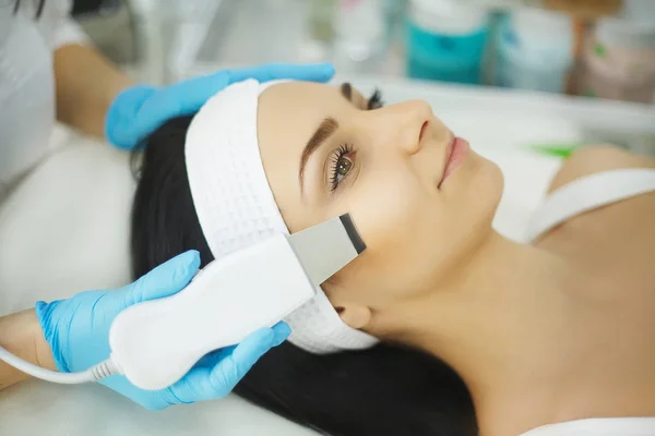 De zorg van de huid. Close-up van de mooie vrouw ontvangt ultrasone cavitatie gezichtspeeling. Ultrasone huid reinigen Procedure. Schoonheidsbehandeling. Cosmetologie. Schoonheidssalon Spa. — Stockfoto