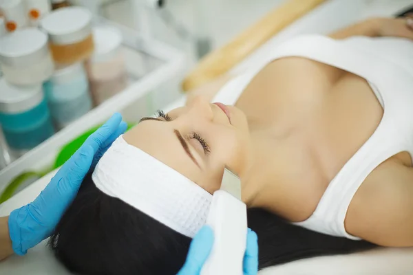 De zorg van de huid. Close-up van de mooie vrouw ontvangt ultrasone cavitatie gezichtspeeling. Ultrasone huid reinigen Procedure. Schoonheidsbehandeling. Cosmetologie. Schoonheidssalon Spa. — Stockfoto