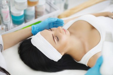 Güzel bir kadın için Phonophoresis yordam.