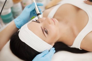 Vücut bakımı. Kadın yüz cilt analizi alma. Kozmetik