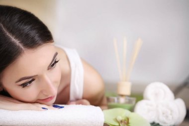 Spa gevşeme. Kadın vücut bakımı. Güzel seksi beyaz Brunet