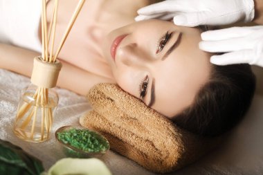 Spa. Yüz masaj. Spa cilt ve vücut bakımı. Genç wom Close-Up