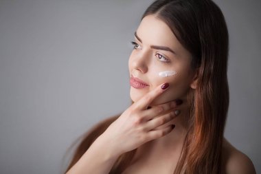 Cilt Bakımı kadın kaldırma yüz makyaj - cilt bakım kavramı / fotoğraf