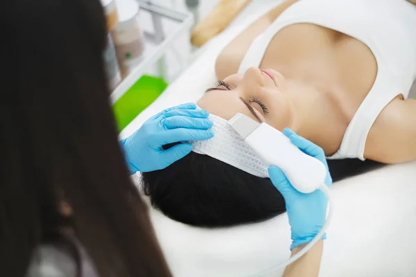 Vrouw met gezichtsbehandeling in de beauty salon — Stockfoto