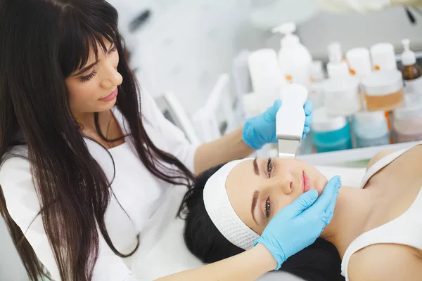 Mujer teniendo tratamiento facial en salón de belleza — Foto de Stock