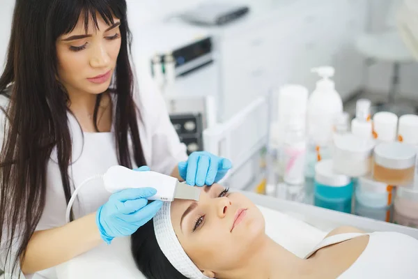 De verzorging van het lichaam. Vrouw gezicht huid analyse ontvangen. Cosmetologie — Stockfoto