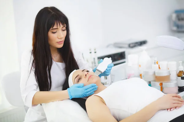 Vrouw met gezichtsbehandeling in de beauty salon — Stockfoto