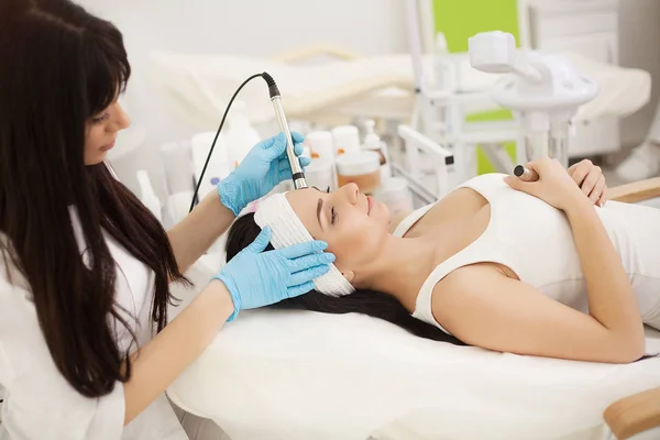 De verzorging van het lichaam. Vrouw gezicht huid analyse ontvangen. Cosmetologie — Stockfoto