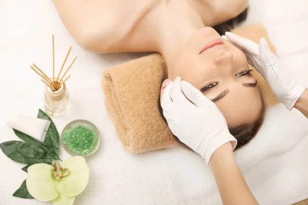 Spa. Massagem facial. Pele de spa e cuidados com o corpo. Close-up de jovem wom — Fotografia de Stock