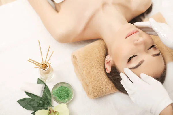 Spa. Masaje facial. Cuidado de la piel y el cuerpo del spa. Primer plano de la joven wom — Foto de Stock