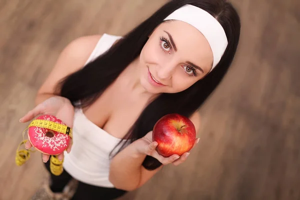 Dieta. Conceito de dieta. Comida saudável. bela jovem mulher escolher entre frutas e doces — Fotografia de Stock