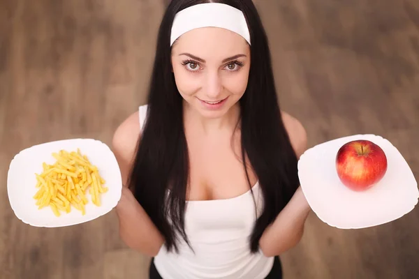 Portrait d'une magnifique jeune femme brune montrant des choix alimentaires de régime . — Photo