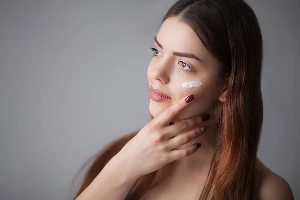 Skóry opieki kobieta makijaż twarzy - koncepcja pielęgnacji skóry usuwanie / zdjęcie — Zdjęcie stockowe