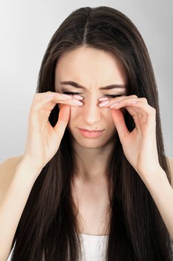 Kadın acı. Güçlü baş ağrısı, migren muzdarip olan kız