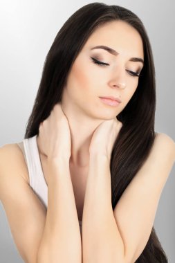 Vücut acı. Güzel kadın duygu ağrı omuz ve kol