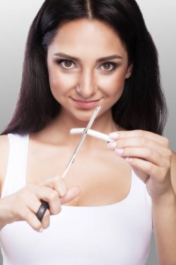 Sigarayı bıraktım. Sigaralı bir sürü tutan eller closeup