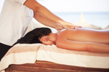 Güzel genç bir kadın güzellik salonunda yüz bakımı yaptırıyor..