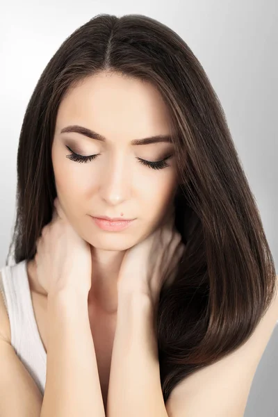 Dolor de garganta. Hermosa mujer teniendo dolor de garganta, sintiéndose mal. U —  Fotos de Stock