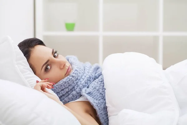 Frío y gripe. Mujer dormir y sostener su cabeza con brillo subliminal — Foto de Stock